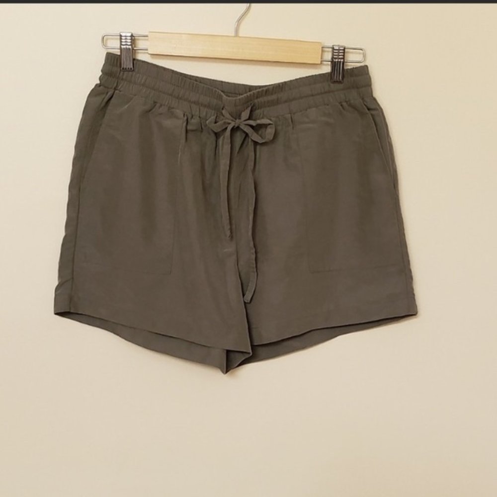 ✨Like new, Kenneth Cole olive green shorts✨